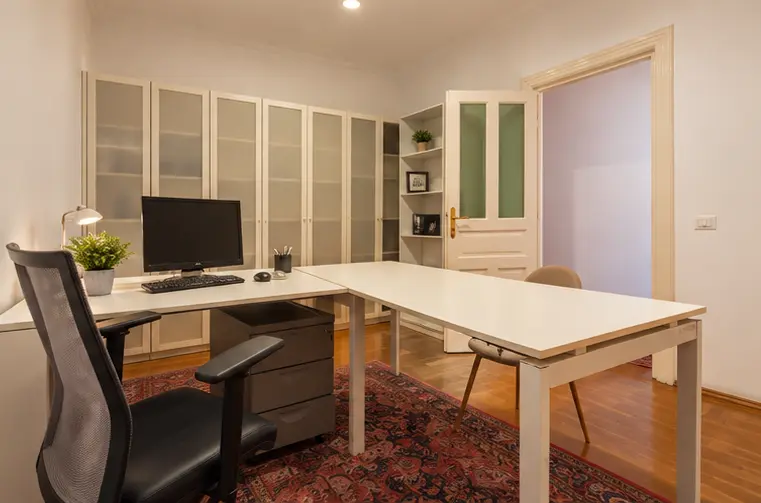 Boss is a first-floor room of about 15 m², for about 2–3 people.
