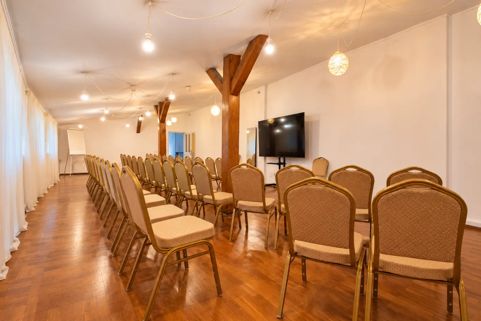 Sala de prezentare eleganta predominant lemn cu ecran de proiectie